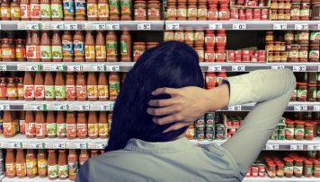 Conjoint Analyse Frau vor Supermarktregal