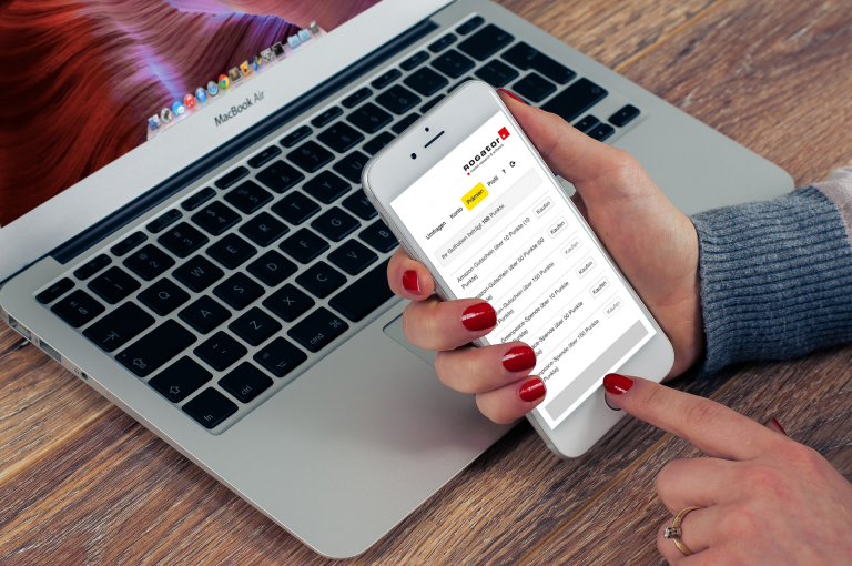 Mobile Befragung App Prämien Dame mit Laptop und mobilen Endgeraet
