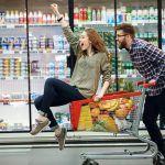 Individuelle Marktforschung Lebensmittelhersteller Personen in Einkaufswagen