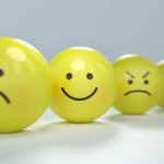 Kundenzufriedenheit kontinuierliche Feedbackprozesse Bälle mit Smileygesicht