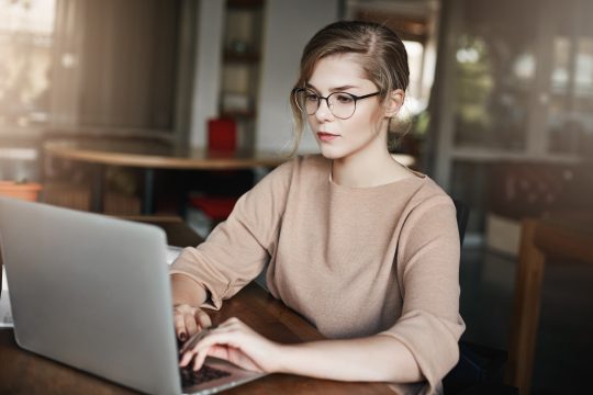 360-Grad-Feedback Frau arbeitet mit Laptop