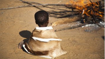 Afrika Kleinkind am Feuer Feuerkinder Tansania