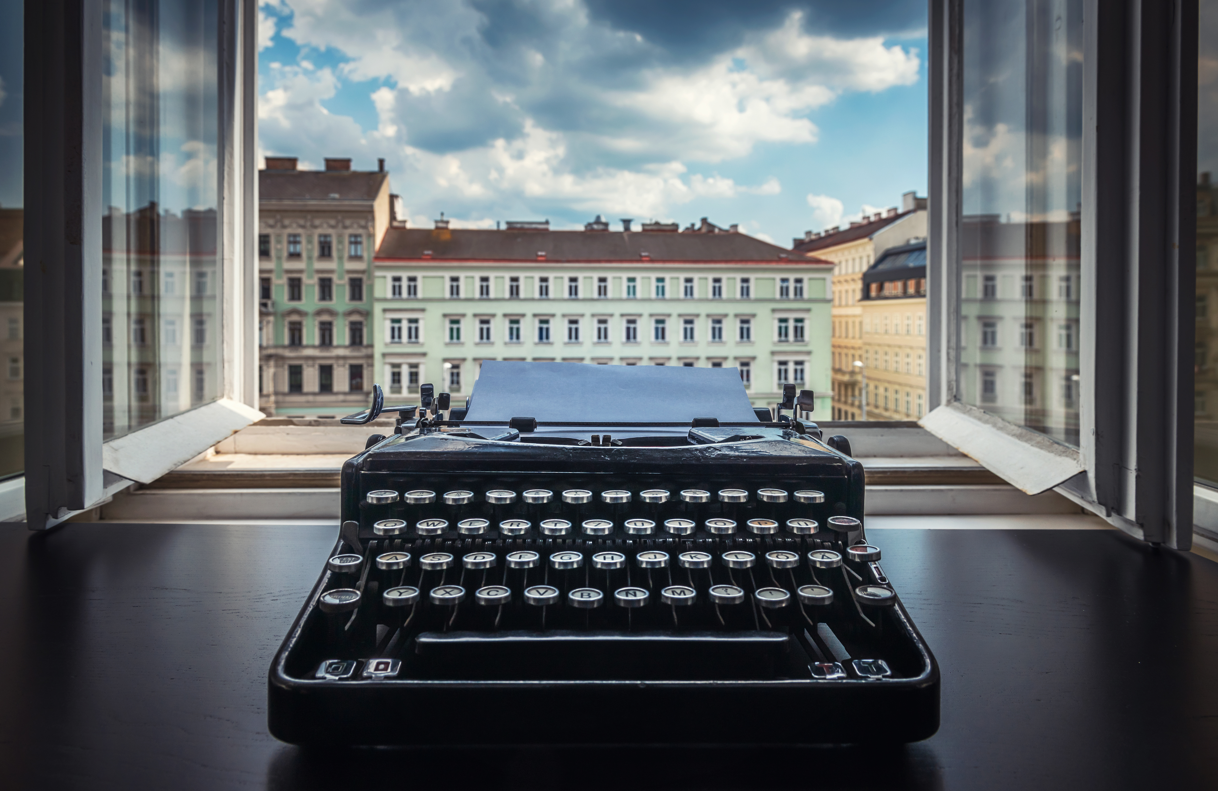 Schreibmaschine vor offenem Fenstter Unternehmensgeschichte