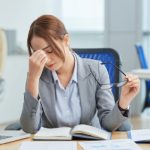 Frau ist gestresst von ihrere Arbeit Gefährdungbeurteilung