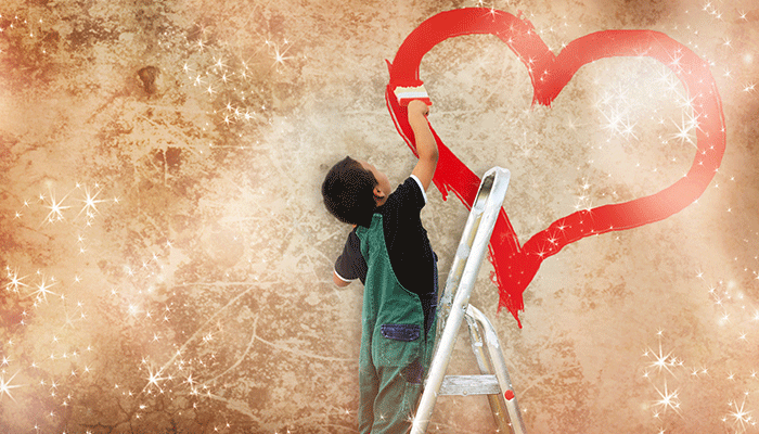 Kleiner Junge auf Leiter malt Herz an beige Wand, Sterne überall