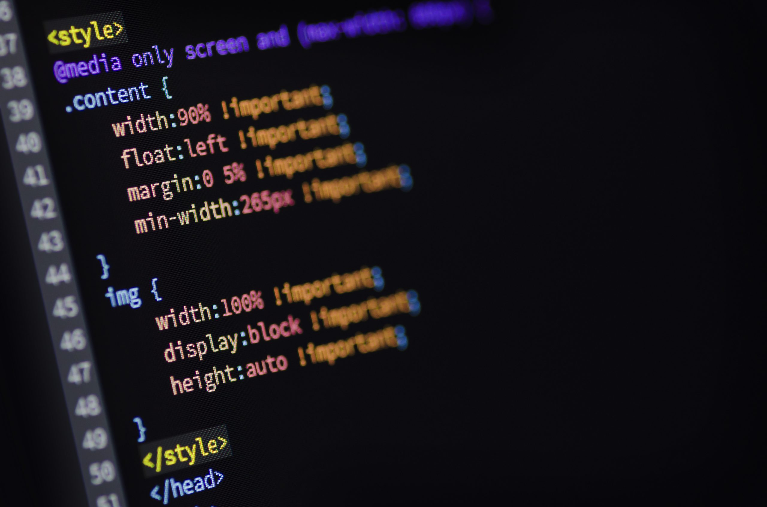 CSS Code auf schwarzem Hintergrund auf Computer Monitor