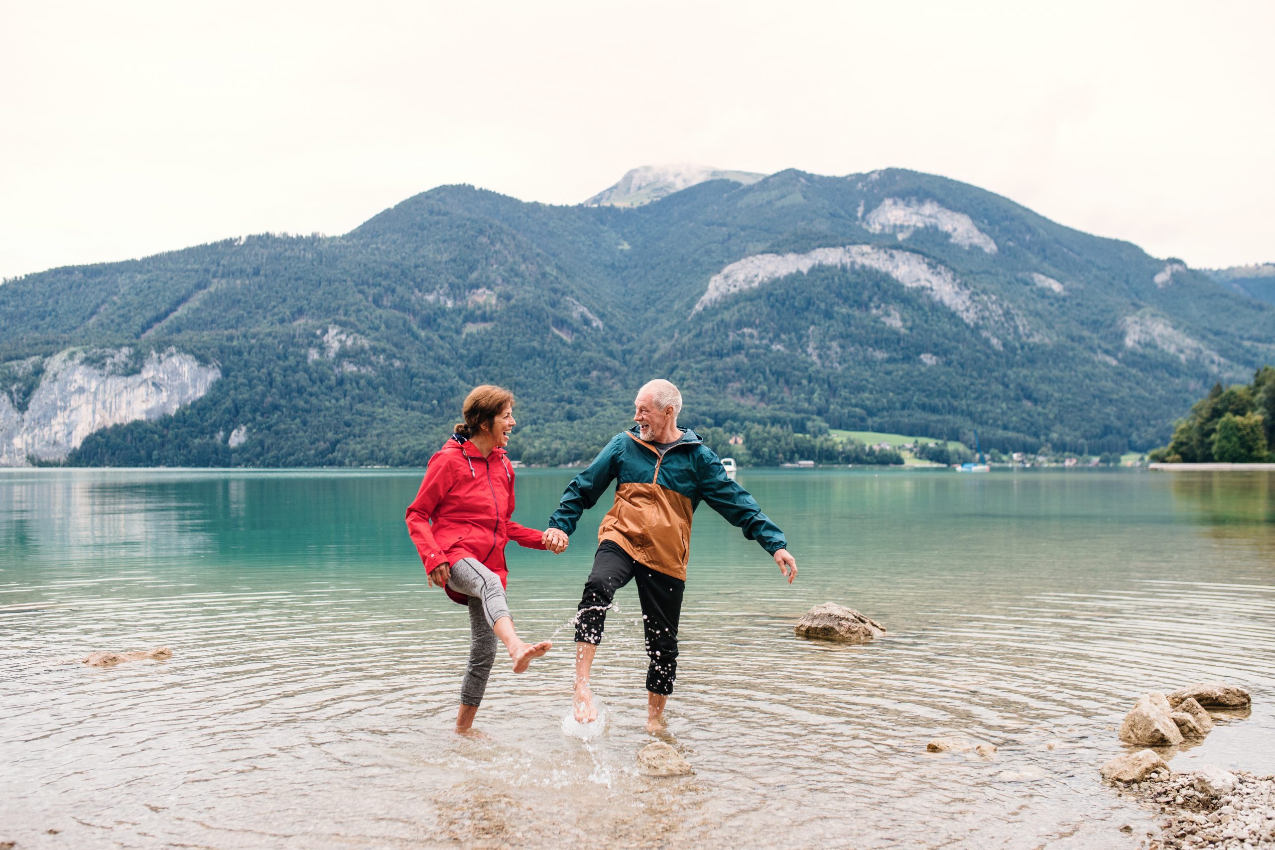Seniorenpaar Wanderer tanzt Barfuß im See