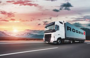 Rogator-Roadshow 2021 Truck auf Straße Sonnenuntergang