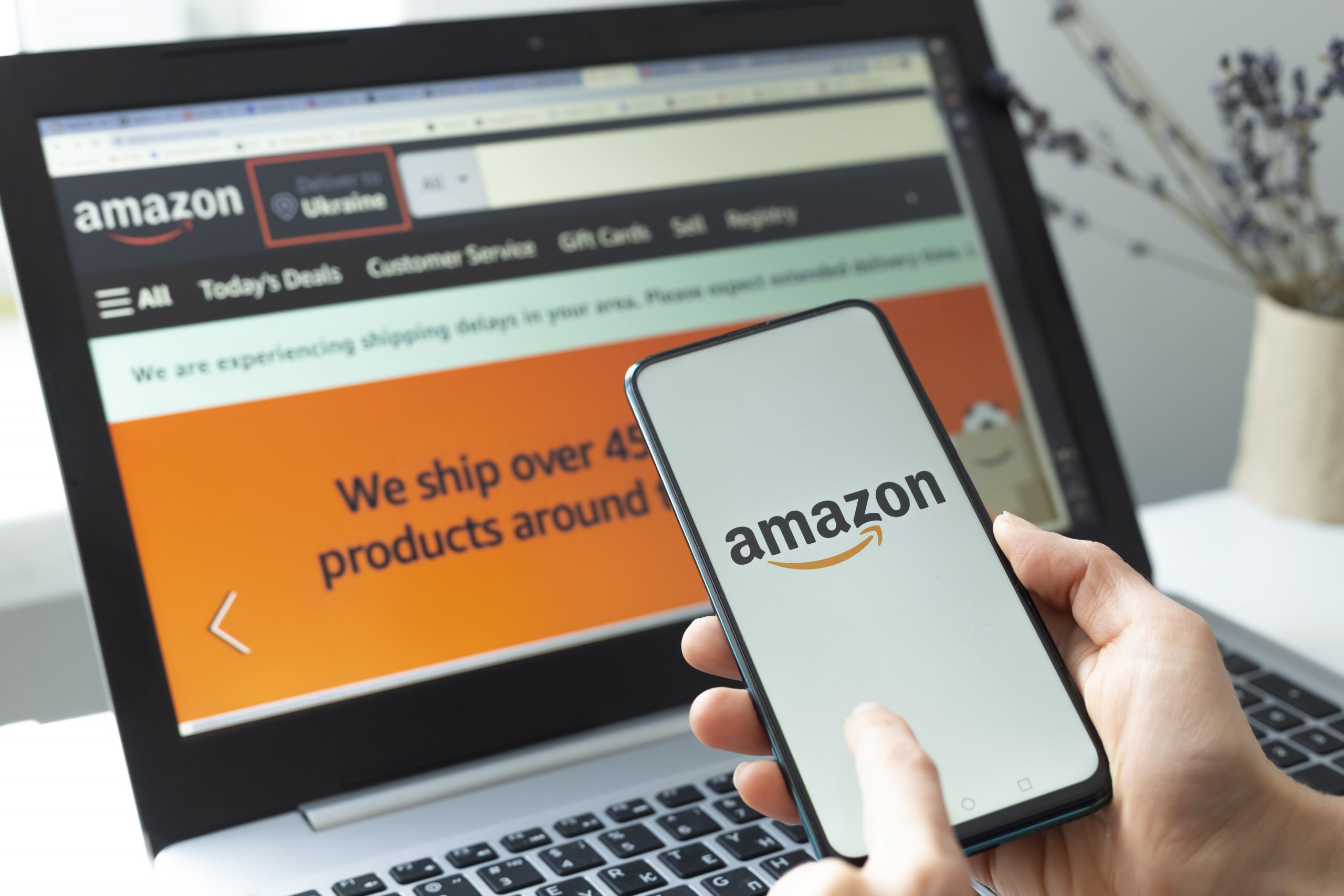 Bei Amazon kaufen Laptop und Smartphone