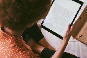 Frau mit Afro liest Blogbeitrag