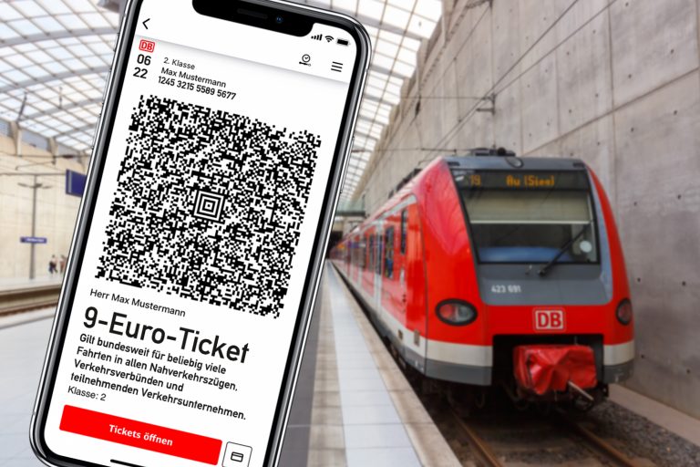9 Euro Ticket auf Handy mit Regionalbahn Regionalzu
