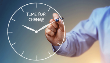 Veränderungsprozesse / Business Man malt mit einem Stift eine Uhr unter der Überschrift "Time for change"