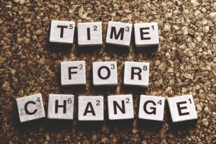 Time for change mit Scrabble Spielsteinen gebildet. Symbol für Change Management