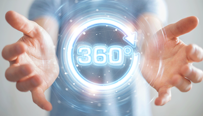 Zwei Hände umklammern ein Hologramm mit dem 360Grad Feedback Tool