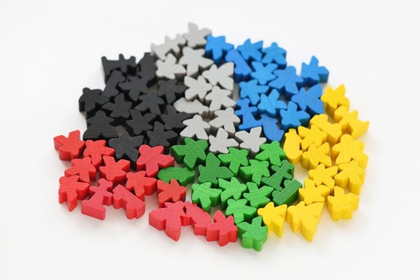 Kleine Brettspielfiguren in verschiedenen Farben liegen zusammen und bilden eine Clusteranalyse