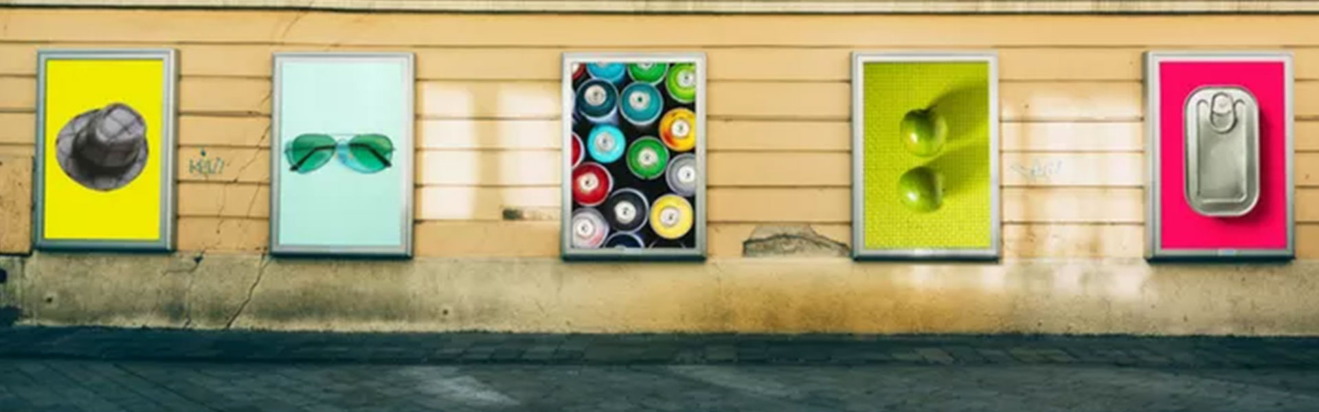 Werbewirkung zu messen, hilft den Erfolg von Werbung zu verstehen. Auf einer Hauswand befinden sich Werbeplakate mit Produkten.
