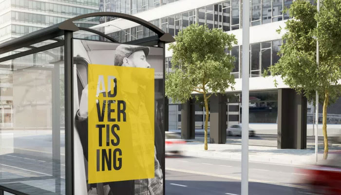 Das das Messen von Werbewirkung zum Erfolg: an einer befahrenen Straße befindet sich an einer Bushaltestelle ein Häuschen mit Plakatwerbung.