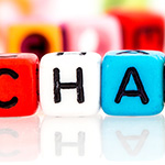 Ein paar bunte Würfel liegen nebeneinander und ergeben das Wort Change Management.