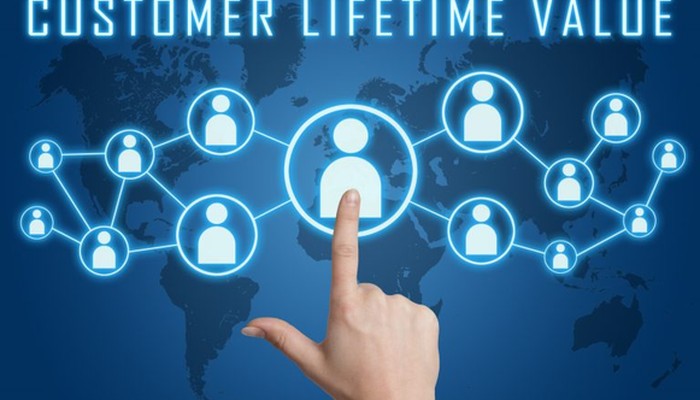 Eine Hand zeigt auf ein großes Icon mit einem Menschen und visualisiert die Customer Lifetime Value.