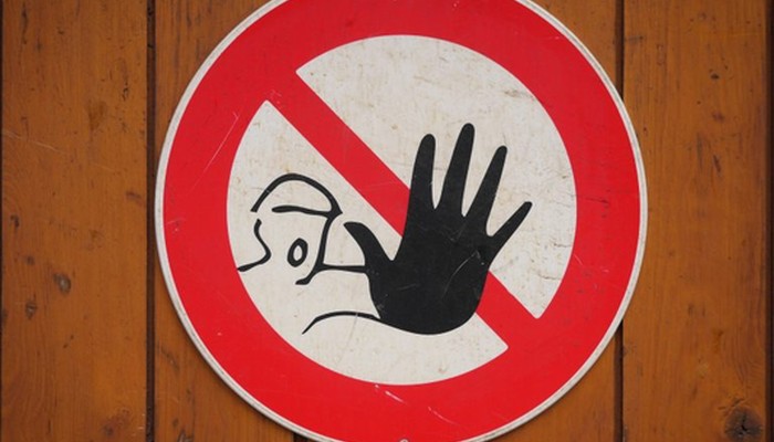 Auf einem Warnschild ist eine Person mit einer ausgestreckten Hand zu sehen, die die Gefahren einer Employee Value Proposition.