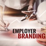 Employer Branding ist auf einen Banner geschrieben. Im Hintergrund ist ein Schreibtisch.