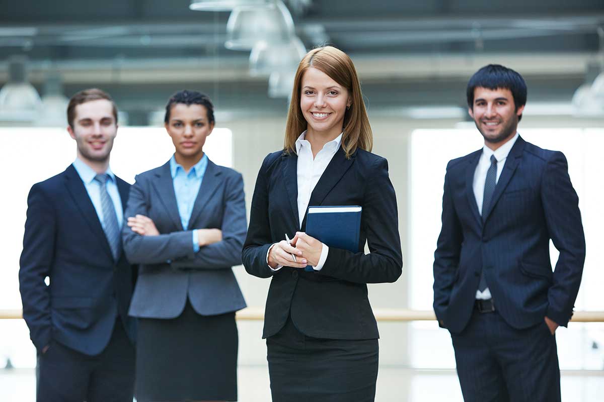 Eine Gruppe von vier Personen zeigt erfolgreiche Arbeitgeberattraktivität.