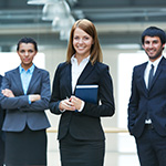 Eine Gruppe von vier Personen zeigt erfolgreiche Arbeitgeberattraktivität.