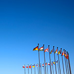 Internationales Kundenfeedback wird durch verschiedene Länderflaggen dargestellt.