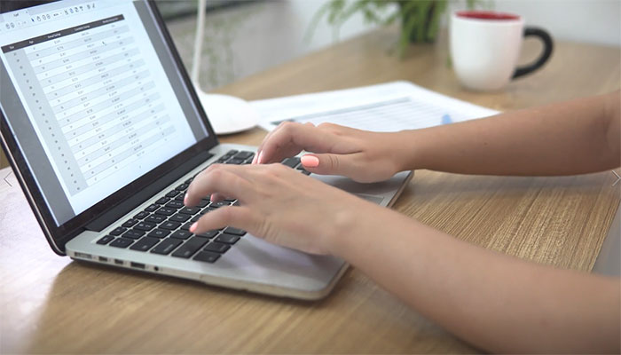 Moderne Arbeitswelten für mehr Flexibilität. Eine Frau sitzt im Homeoffice und tippt an ihrem Laptop.