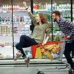 Individuelle Marktforschung Lebensmittelhersteller Personen in Einkaufswagen