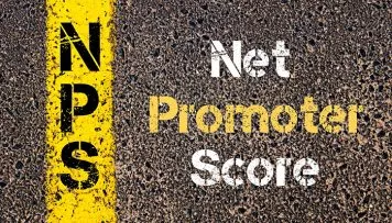 Auf der Straße steht NPS (Net Promoter Score) geschrieben.