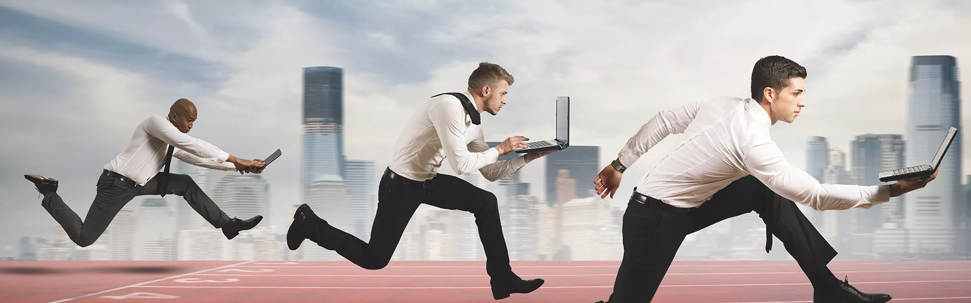Drei Businessmänner sprinten mit ihren Laptops in der Hand um eine Wettbewerbsanalyse zu symbolisieren.