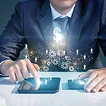 Mit der Panelmigration Effizienz steigern. Ein Mann im Anzug überträgt sein Online-Panel symbolisch von einem mobilen Endgerät zum Tablet.